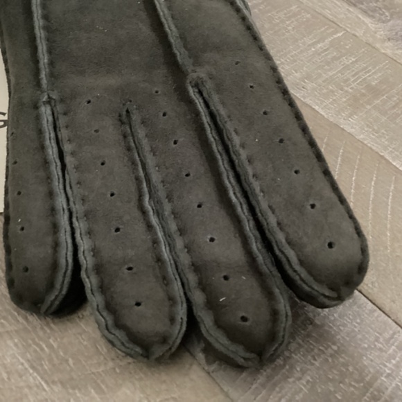 UGG Perforated Genuine Shearling Suede Gloves, size L - Picture 4 of 6